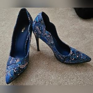 Beautiful stilleto heels (NWOT) Plum UK size 5. Peacock patterned design.